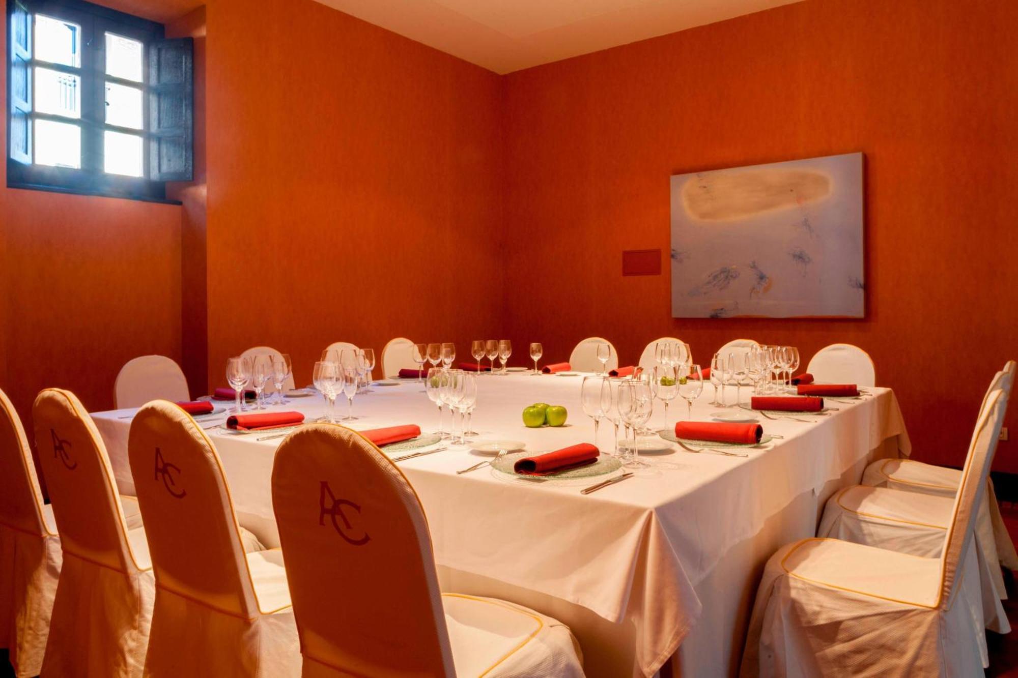 Ac Hotel Palacio De Santa Ana By Marriott Валадоид Екстериор снимка A private dining room at the Mandarin Oriental, Madrid