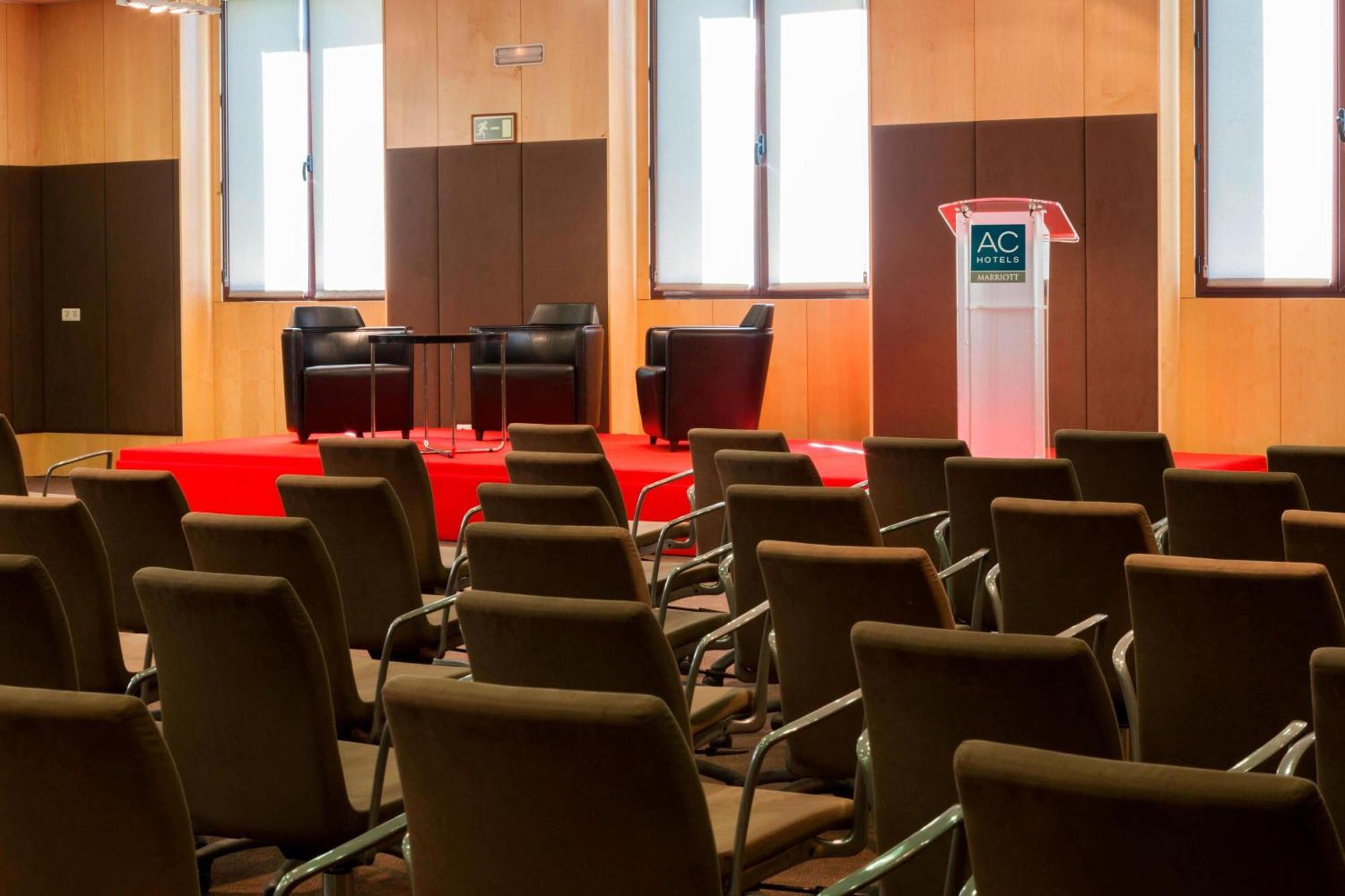 Ac Hotel Palacio De Santa Ana By Marriott Валадоид Екстериор снимка The press conference room