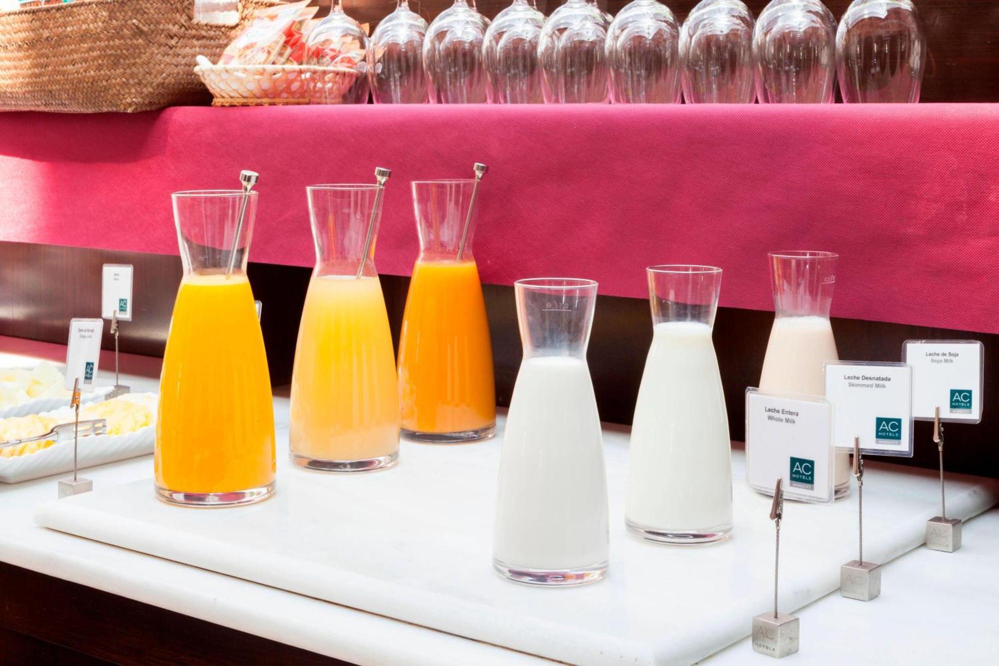 Ac Hotel Palacio De Santa Ana By Marriott Валадоид Екстериор снимка Juice and milk at a buffet