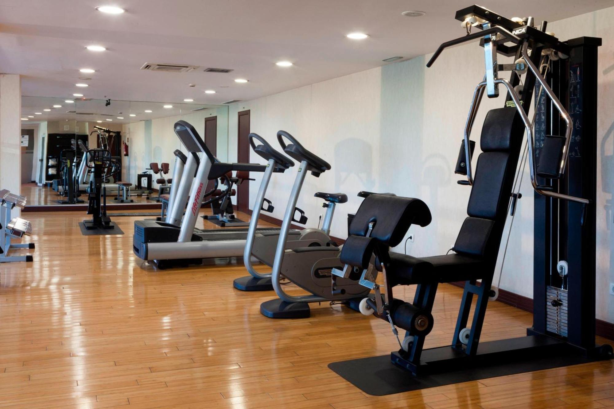 Ac Hotel Palacio De Santa Ana By Marriott Валадоид Екстериор снимка A gym in a hotel