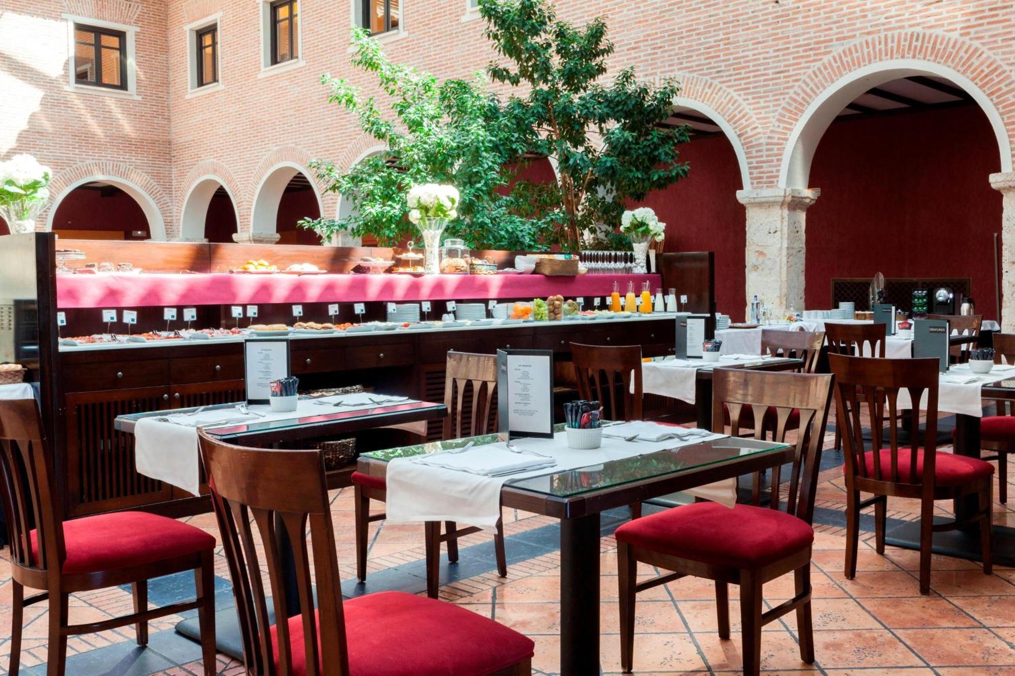 Ac Hotel Palacio De Santa Ana By Marriott Валадоид Екстериор снимка Restaurant in the hotel