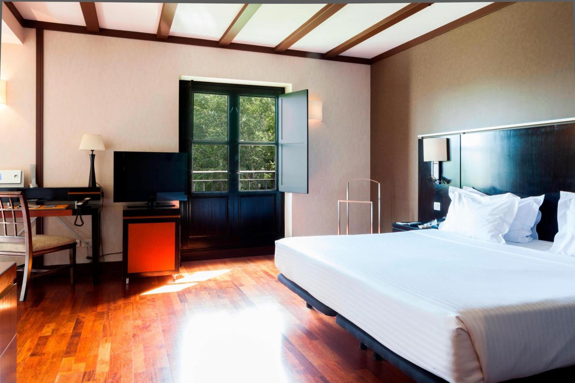 Ac Hotel Palacio De Santa Ana By Marriott Валадоид Екстериор снимка A room at the hotel