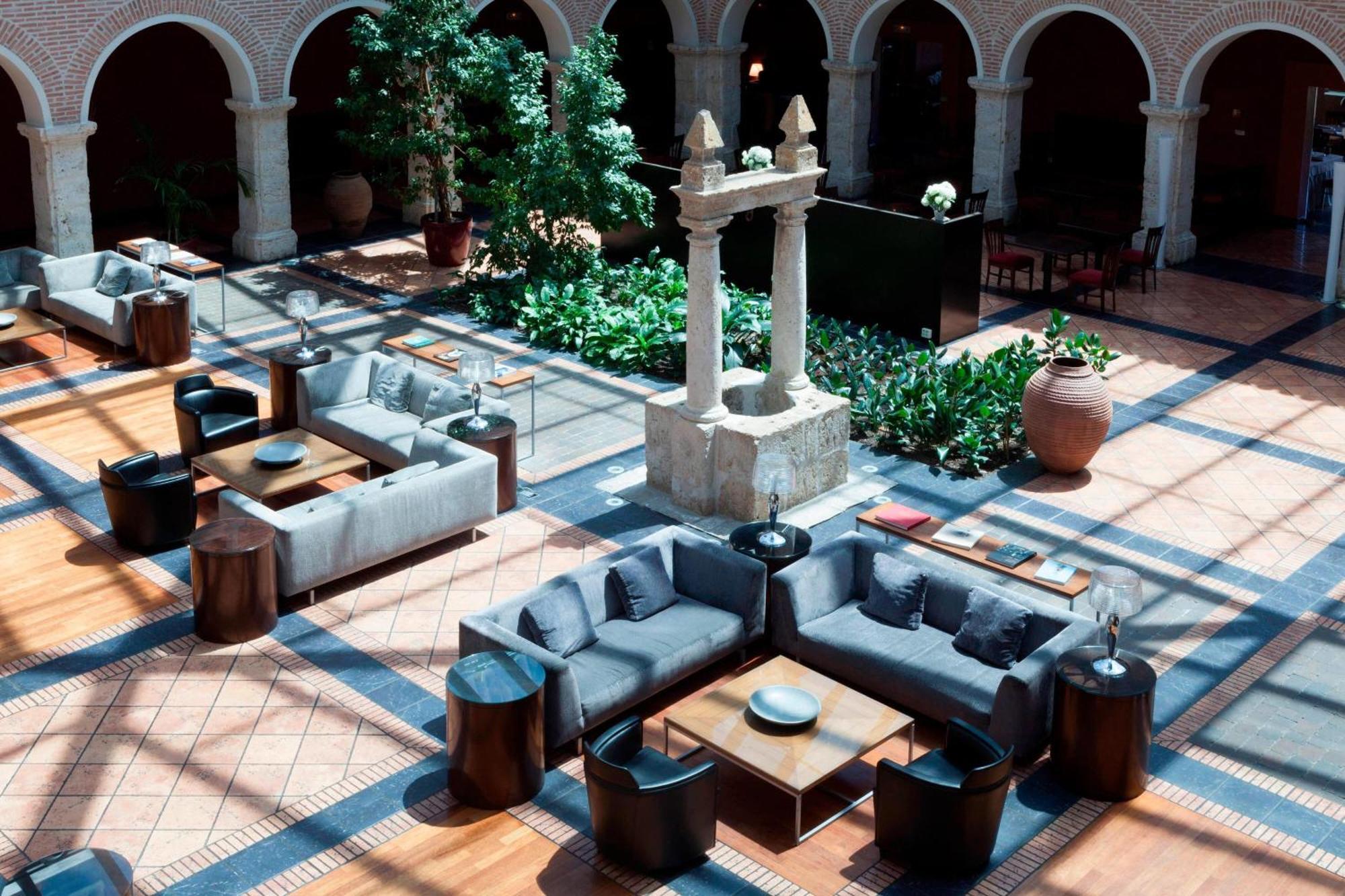 Ac Hotel Palacio De Santa Ana By Marriott Валадоид Екстериор снимка The hotel's lobby