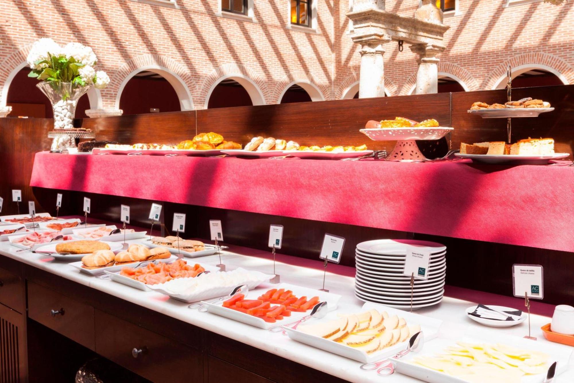Ac Hotel Palacio De Santa Ana By Marriott Валадоид Екстериор снимка A buffet at a hotel