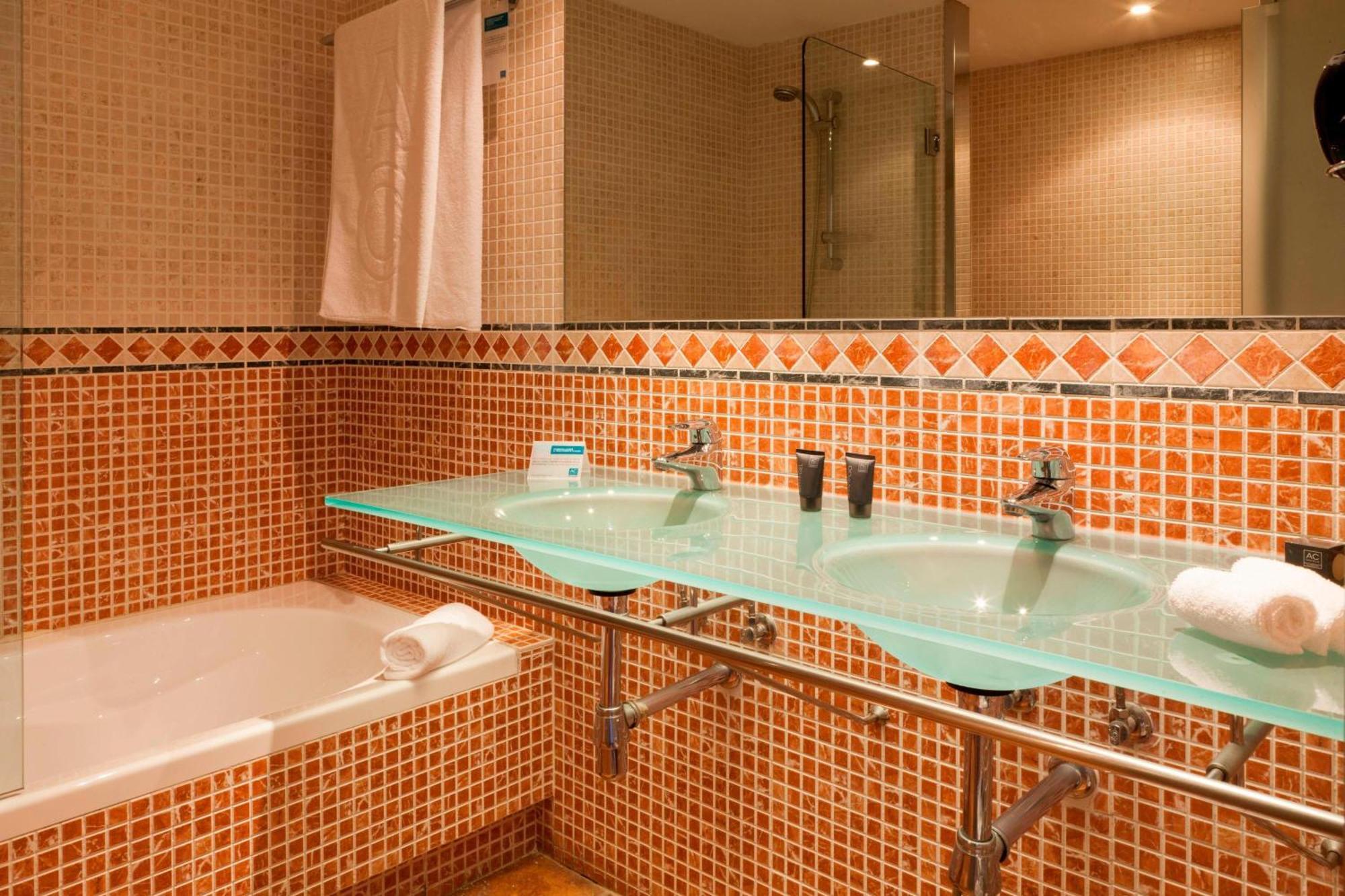 Ac Hotel Palacio De Santa Ana By Marriott Валадоид Екстериор снимка Bathroom