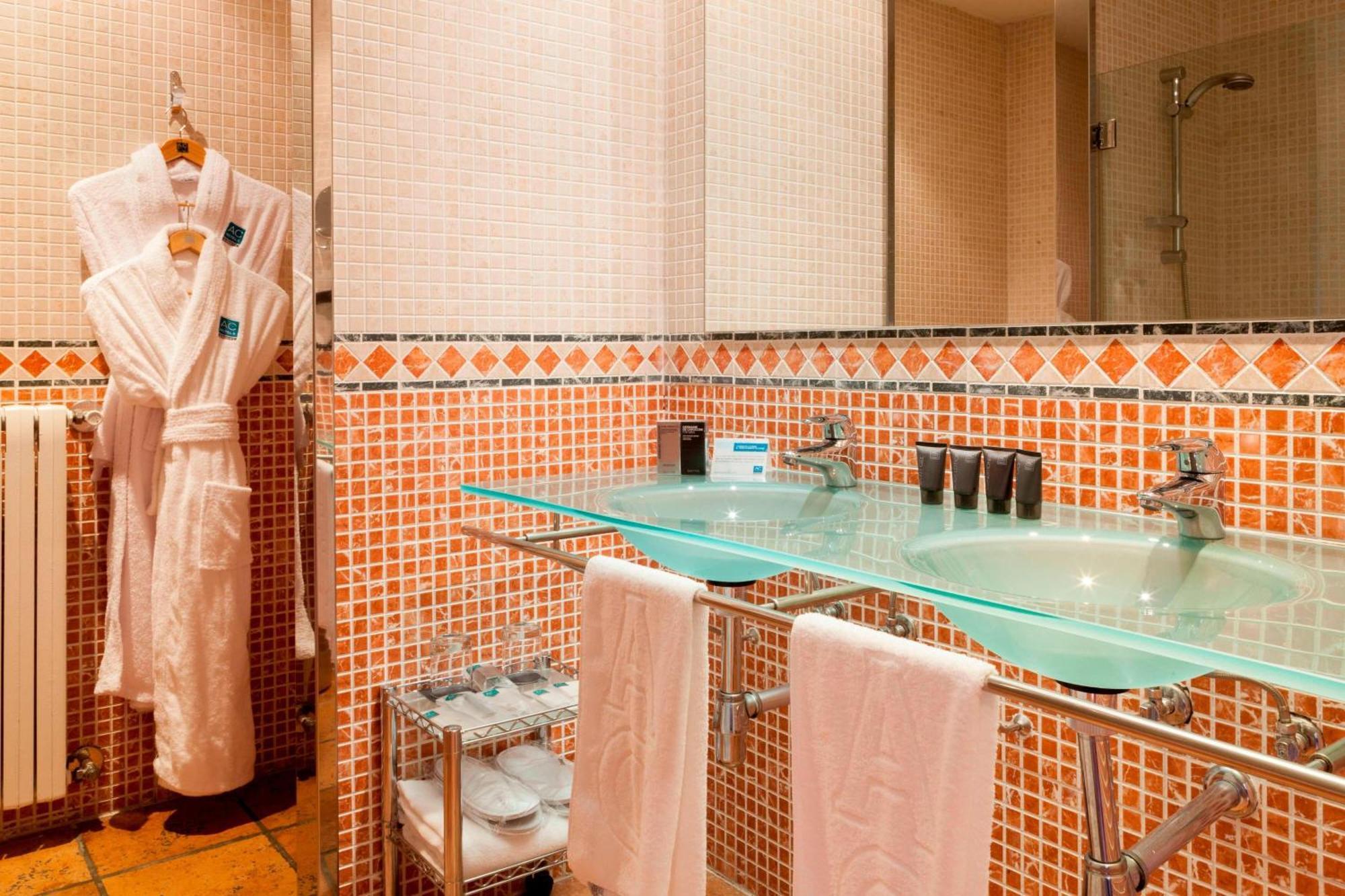Ac Hotel Palacio De Santa Ana By Marriott Валадоид Екстериор снимка Bathroom