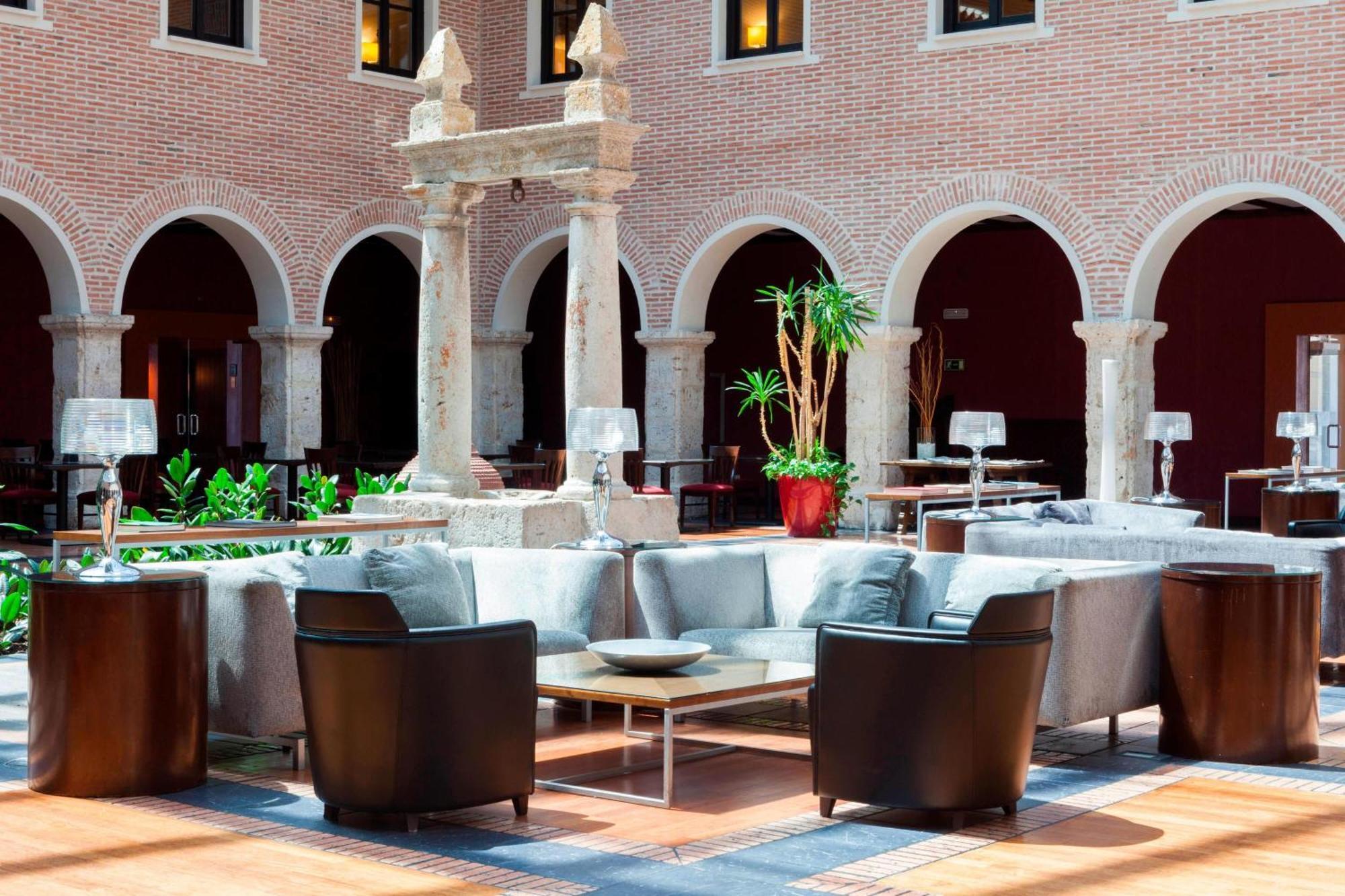 Ac Hotel Palacio De Santa Ana By Marriott Валадоид Екстериор снимка The hotel's lobby