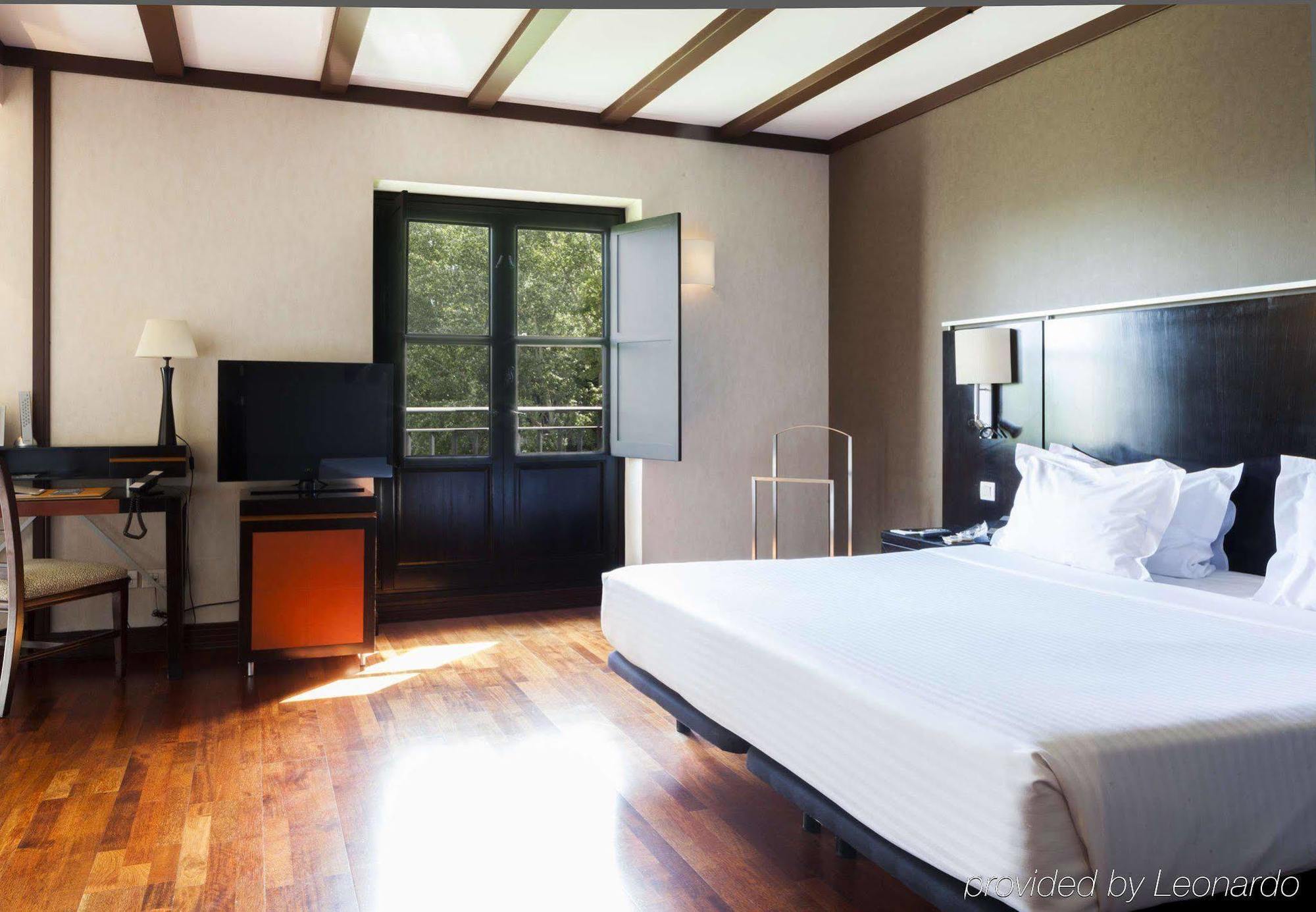 Ac Hotel Palacio De Santa Ana By Marriott Валадоид Екстериор снимка A room at the hotel