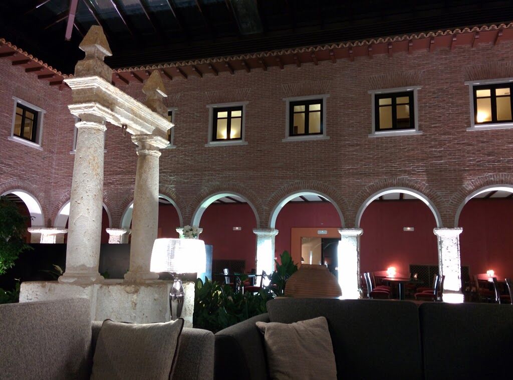 Ac Hotel Palacio De Santa Ana By Marriott Валадоид Екстериор снимка The inner courtyard of the hotel